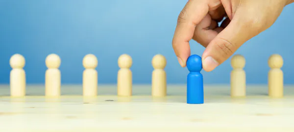 Spielfiguren die mit einer Hand bewegt werden